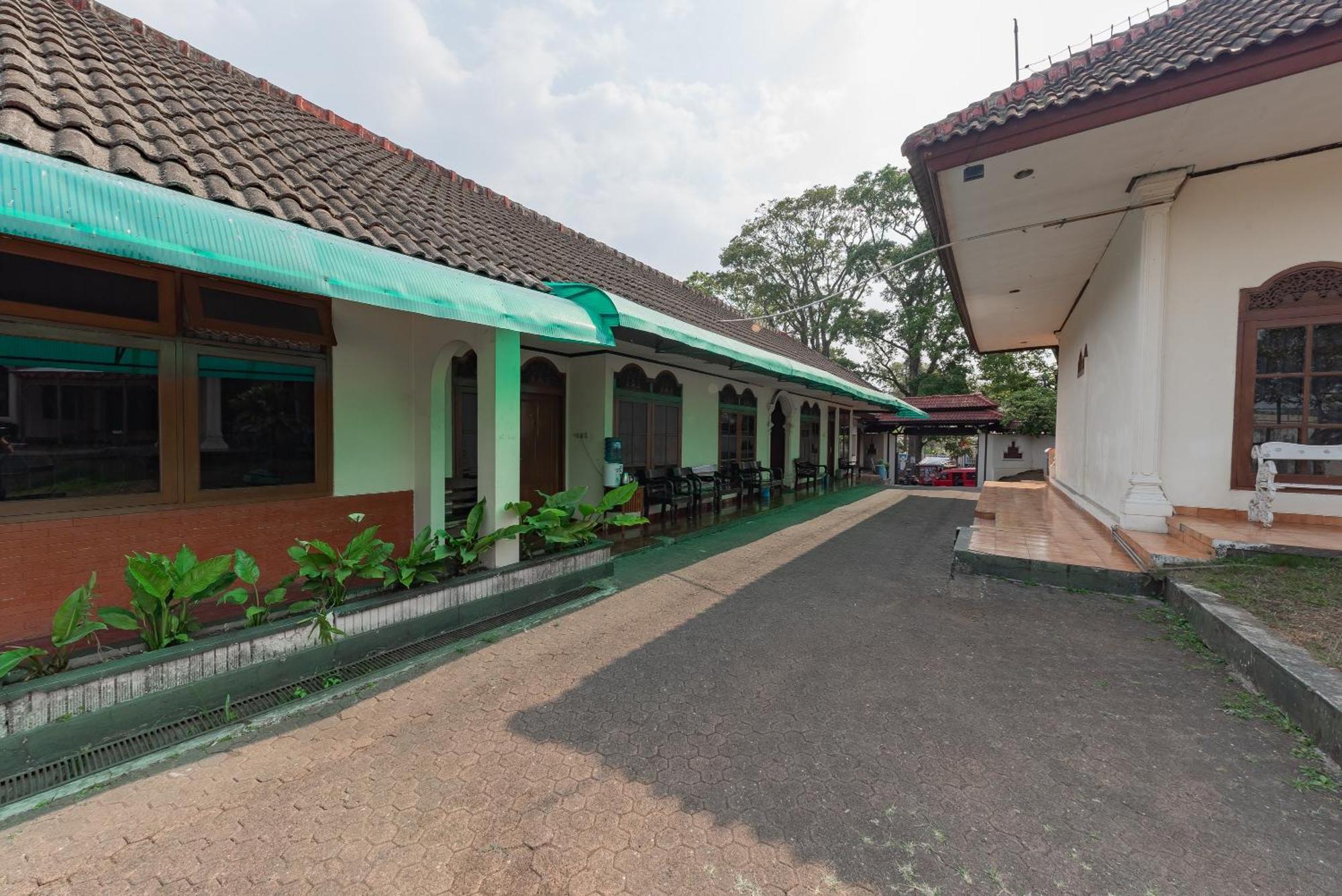 Reddoorz Plus Near Rsud R. Syamsudin Bunut Sukabumi Hotel Exterior photo