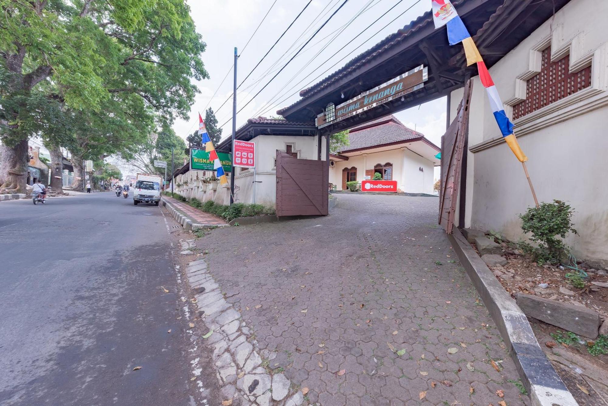 Reddoorz Plus Near Rsud R. Syamsudin Bunut Sukabumi Hotel Exterior photo