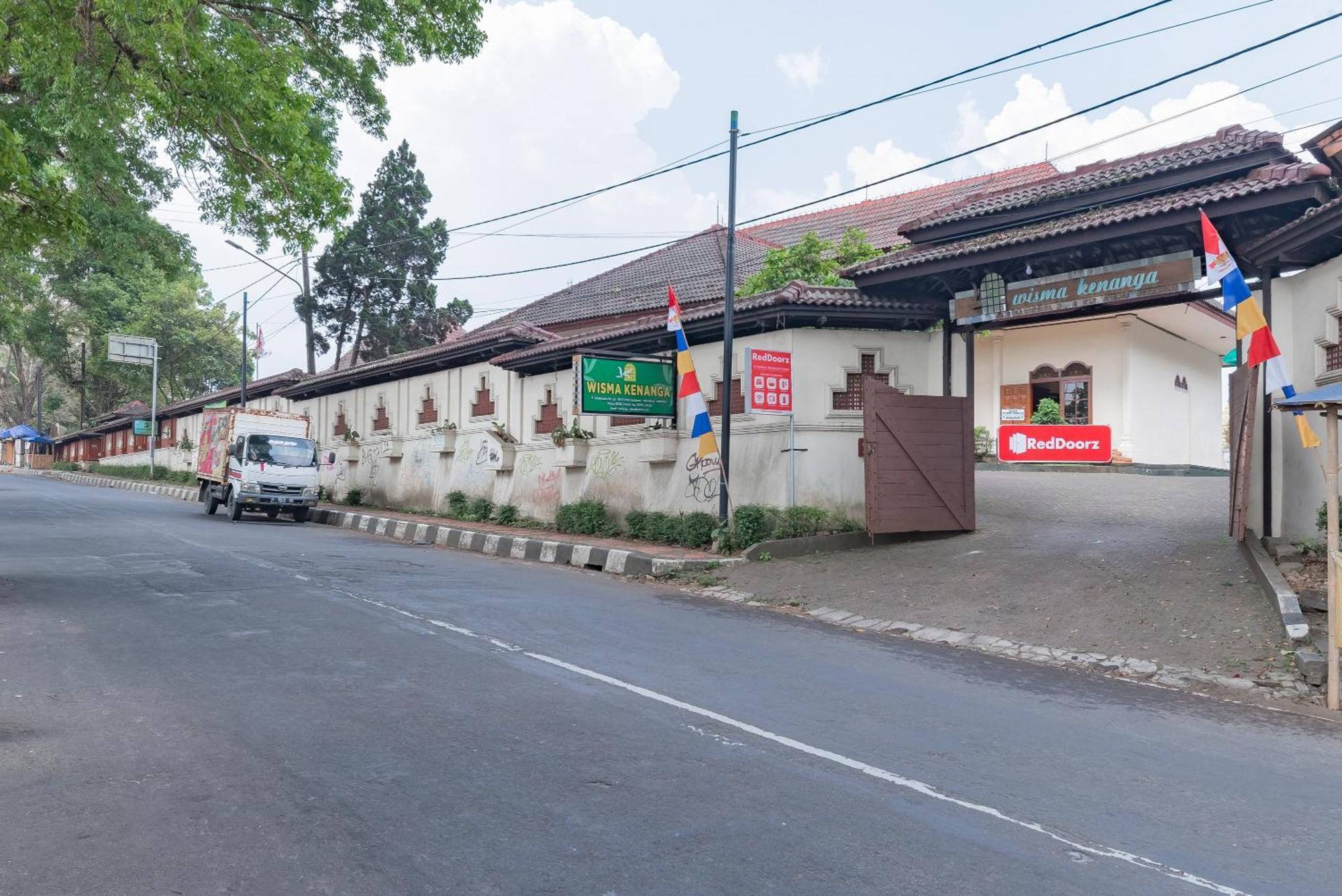 Reddoorz Plus Near Rsud R. Syamsudin Bunut Sukabumi Hotel Exterior photo